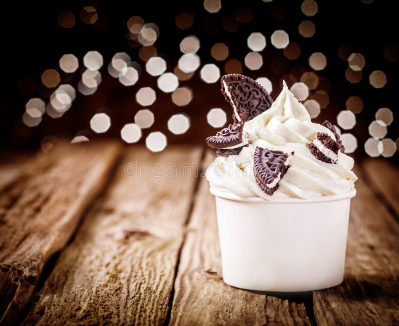 Postre delicioso del partido con el joghurt y los oreos congelados imagen de archivo libre de regalías Postre delicioso del partido con el joghurt y los oreos congelados imagen de archivo libre de regalías