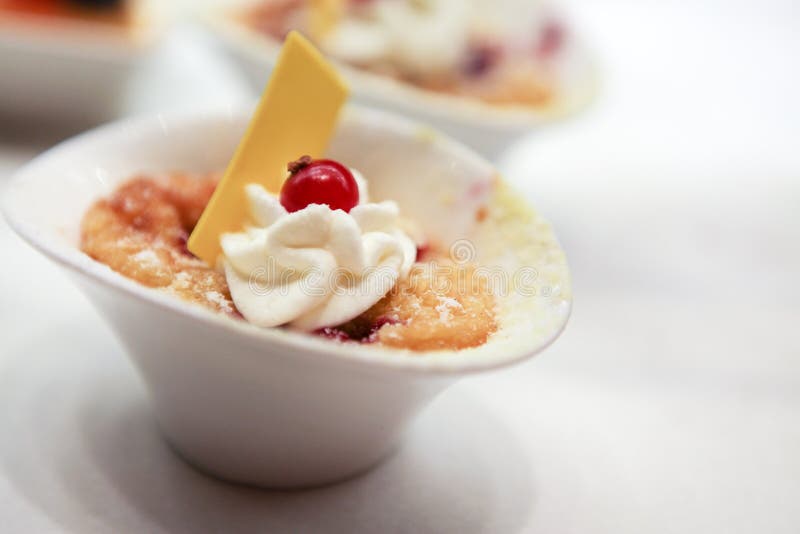 Postre dulce - nata quemada, caramelo y pasa roja fotos de archivo libres de regalías Postre dulce - nata quemada, caramelo y pasa roja fotos de archivo libres de regalías