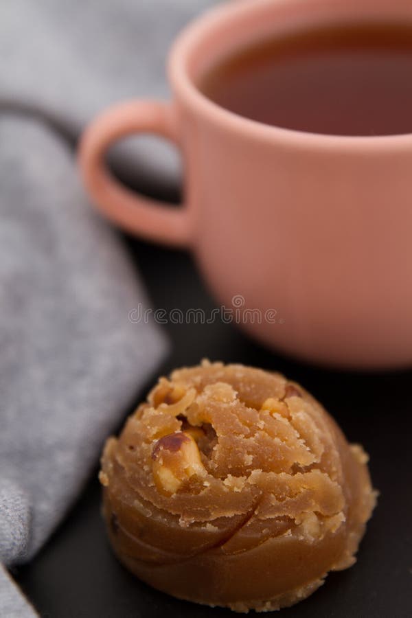 Postre dulce turco tradicional Halva con las nueces imágenes de archivo libres de regalías Postre dulce turco tradicional Halva con las nueces imágenes de archivo libres de regalías