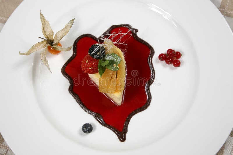 Postre exquisito de la fruta bajo la forma de barco de navegación con oro imágenes de archivo libres de regalías Postre exquisito de la fruta bajo la forma de barco de navegación con oro imágenes de archivo libres de regalías
