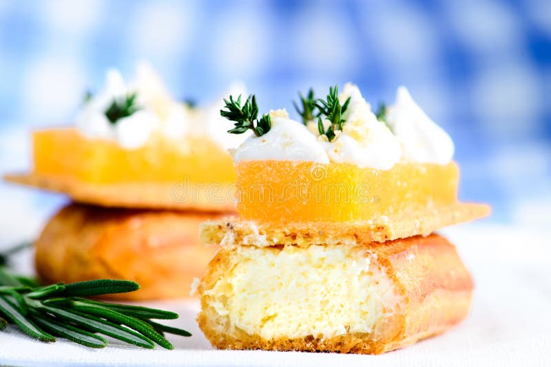 Postre francés tradicional Postre delicioso del eclair con crema fotografía de archivo