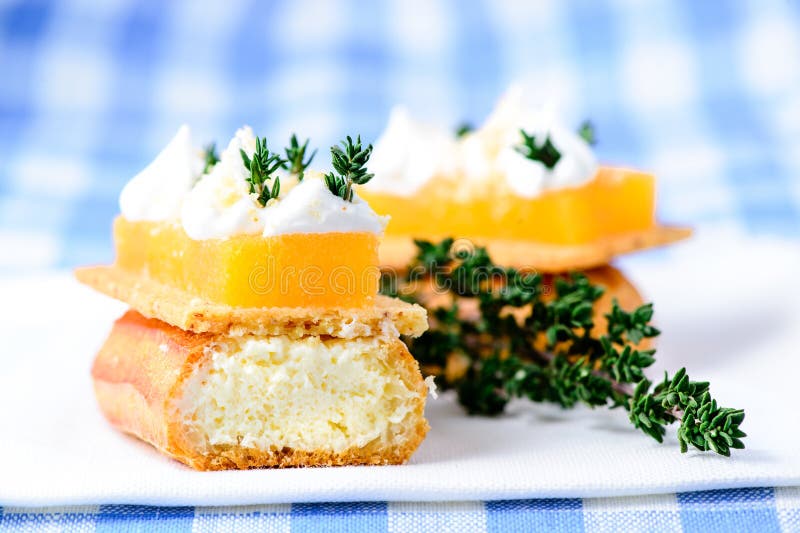 Postre francés tradicional Postre delicioso del eclair con crema imágenes de archivo libres de regalías