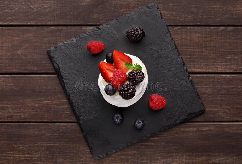 Postre hecho de la crema azotada baja en grasa y de las bayas frescas fotos de archivo libres de regalías Postre hecho de la crema azotada baja en grasa y de las bayas frescas fotos de archivo libres de regalías