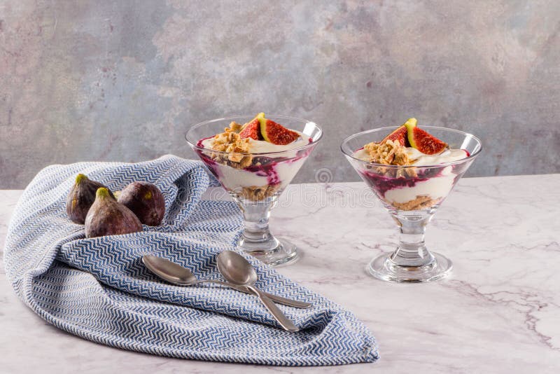 Postre helado del pudín de los higos con el yogur foto de archivo Postre helado del pudín de los higos con el yogur foto de archivo