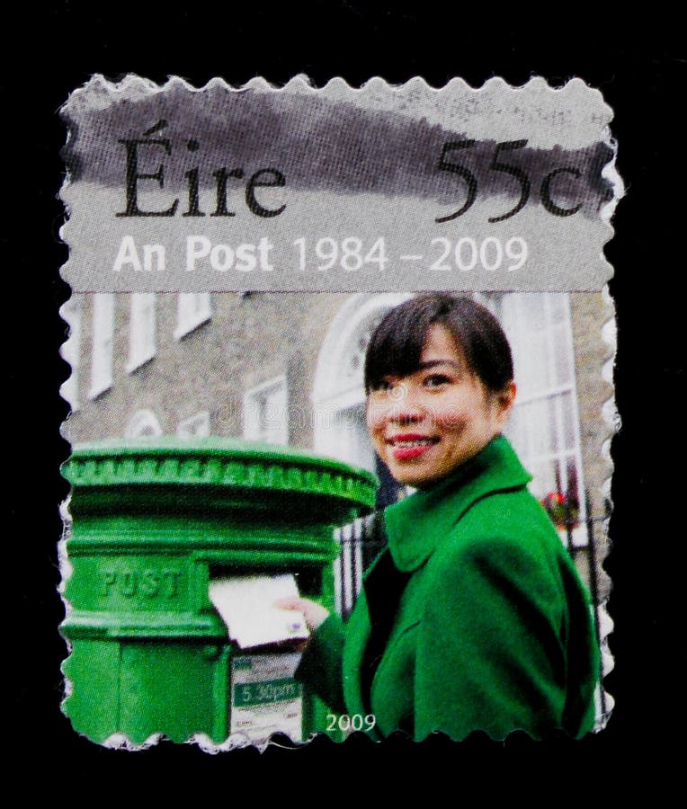 Posts 1984-2009 - mujer que fija una letra, serie, circa 2009 foto de archivo libre de regalías Posts 1984-2009 - mujer que fija una letra, serie, circa 2009 foto de archivo libre de regalías
