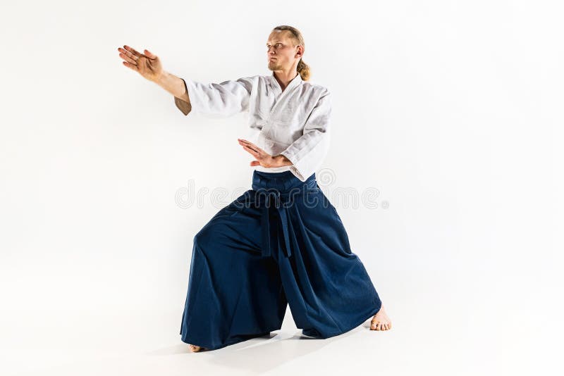 Postura de defesa mestra das práticas do Aikido Estilo de vida e conceito saudáveis dos esportes Homem com a barba no quimono bra foto de stock royalty free Postura de defesa mestra das práticas do Aikido Estilo de vida e conceito saudáveis dos esportes Homem com a barba no quimono bra foto de stock royalty free