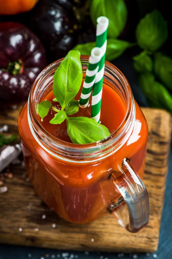 Pot avec le jus de tomates fait maison frais photo stock Pot avec le jus de tomates fait maison frais photo stock