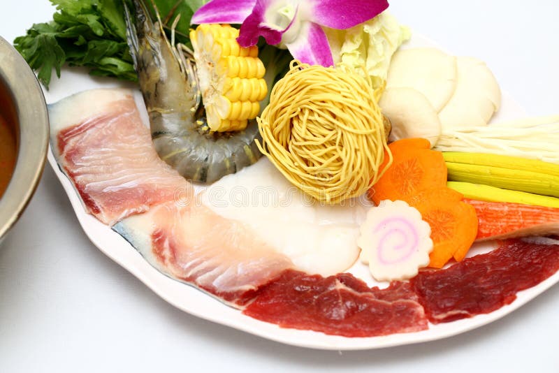 Pot chaud vietnamien de crevette, boeuf, poisson frais, maïs, champignon, photos libres de droits Pot chaud vietnamien de crevette, boeuf, poisson frais, maïs, champignon, photos libres de droits