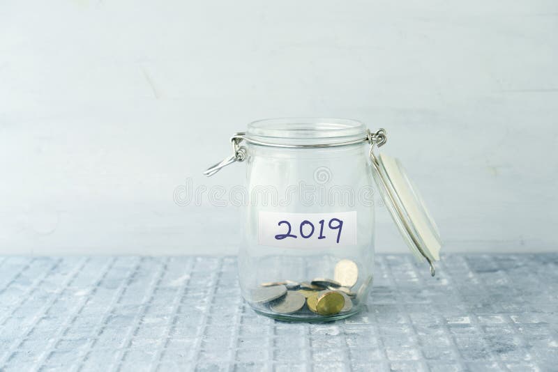 Pot ?conomisant avec des pi?ces de monnaie images libres de droits Pot ?conomisant avec des pi?ces de monnaie images libres de droits