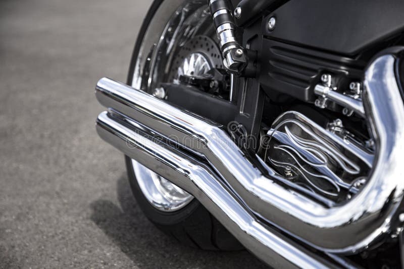 Pot d'?chappement de moto Tuyère propre brillante de motocyclette de Chrome Fermez-vous vers le haut de la vue images stock Pot d'?chappement de moto Tuyère propre brillante de motocyclette de Chrome Fermez-vous vers le haut de la vue images stock