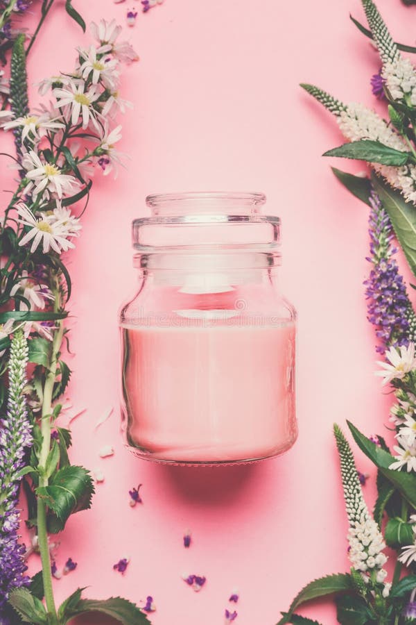 Pot de crème cosmétique naturelle rose avec des fleurs et des herbes, vue supérieure Produit cosmétique de fines herbes naturel images stock Pot de crème cosmétique naturelle rose avec des fleurs et des herbes, vue supérieure Produit cosmétique de fines herbes naturel images stock