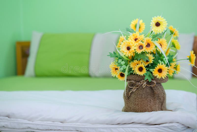 pot de fleur décoré dans la chambre à coucher photo libre de droits pot de fleur décoré dans la chambre à coucher photo libre de droits