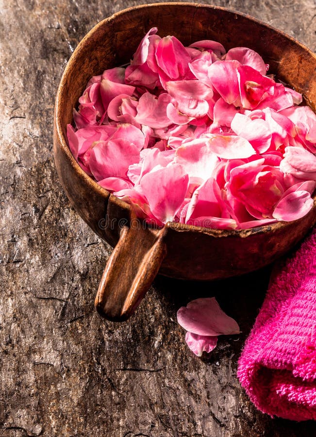 Pot en bois de pétales de rose photographie stock Pot en bois de pétales de rose photographie stock