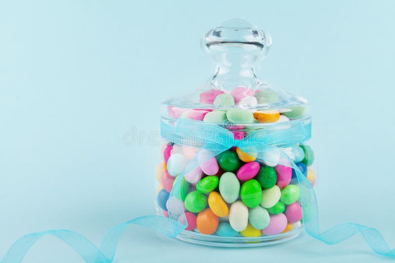 Pot En Verre Bourre De La Sucrerie Coloree Sur Le Fond Bleu Cadeaux Pour L Anniversaire Ou Les Joyeuses Paques Image Stock Image Du Bleu Coloree Pot En Verre Bourre De La Sucrerie Coloree Sur Le Fond Bleu Cadeaux Pour L Anniversaire Ou Les Joyeuses Paques Image Stock Image Du Bleu Coloree