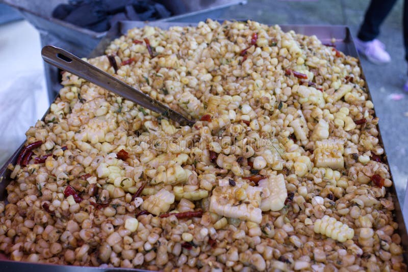 Verde o oferta maíz dulce semental pesado es un consumado cocido o horneado cómo comida.