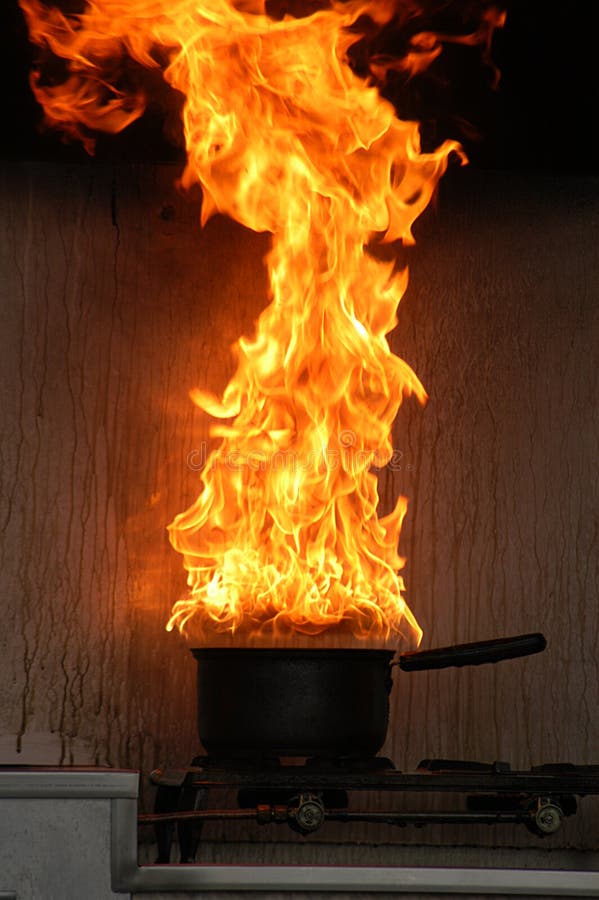 Pentola in fiamme immagini stock libere da diritti