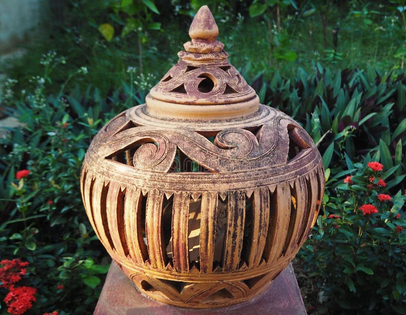 Pot traditionnel dans le jardin photos libres de droits Pot traditionnel dans le jardin photos libres de droits