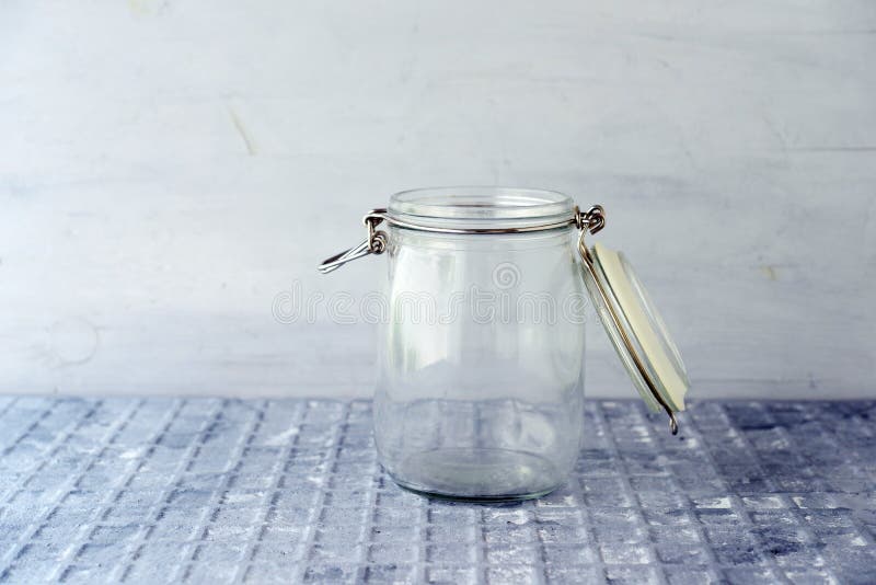 Pot économisant avec des pièces de monnaie photos stock Pot économisant avec des pièces de monnaie photos stock