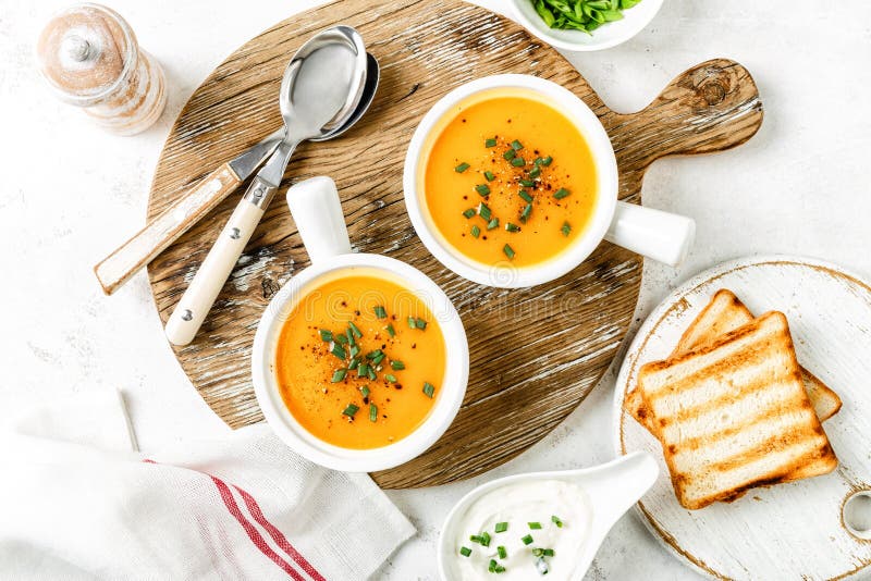 Potage aux légumes de potiron ou de carotte ou de patate douce images libres de droits Potage aux légumes de potiron ou de carotte ou de patate douce images libres de droits