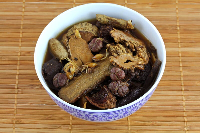Potage de thé de fines herbes de chinois traditionnel (médicinal elle image libre de droits Potage de thé de fines herbes de chinois traditionnel (médicinal elle image libre de droits
