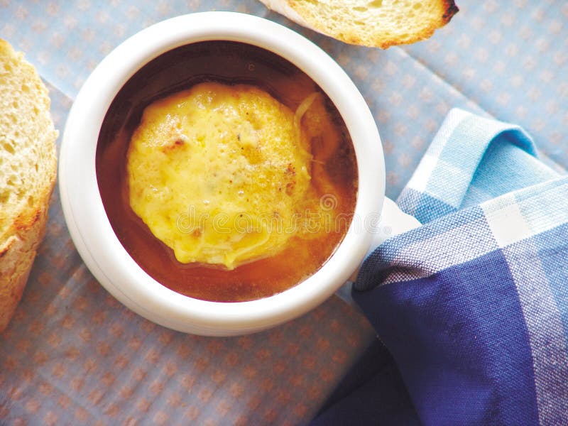 Potage français d'oignon image stock