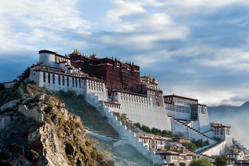 Il palazzo di Potala in Tibet, in Cina.