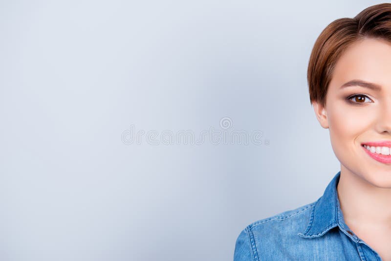 Potato vicino sul ritratto di giovane bella ragazza sul blu puro b fotografie stock libere da diritti Potato vicino sul ritratto di giovane bella ragazza sul blu puro b fotografie stock libere da diritti