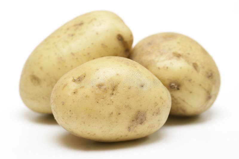 Tre patate isolate su uno sfondo bianco.