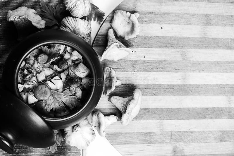 Potatoes with mushrooms in a clay pot. Mushrooms from the forest. Crockery, delicious.