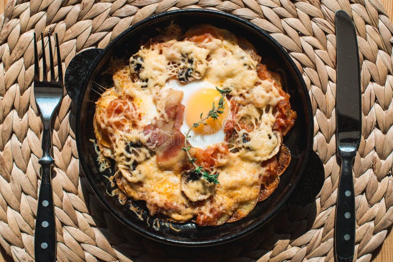 Potatos di raggiro della tortiglia Piatto spagnolo tipico con la salsa al pomodoro e l'uovo del formaggio del bacon fotografia stock libera da diritti Potatos di raggiro della tortiglia Piatto spagnolo tipico con la salsa al pomodoro e l'uovo del formaggio del bacon fotografia stock libera da diritti