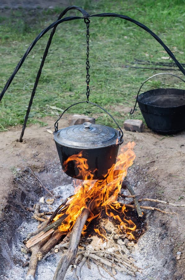 Pote de cocinar la comida en el fuego fotografía de archivo libre de regalías