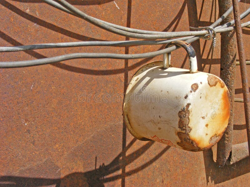 Pote sucio ruso viejo oxidado de la taza en el patio trasero de un salto antiguo imagen de archivo libre de regalías Pote sucio ruso viejo oxidado de la taza en el patio trasero de un salto antiguo imagen de archivo libre de regalías