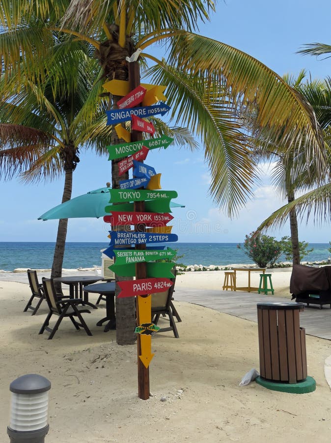 Poteau indicateur avec des directions à voyager destinations photographie stock Poteau indicateur avec des directions à voyager destinations photographie stock