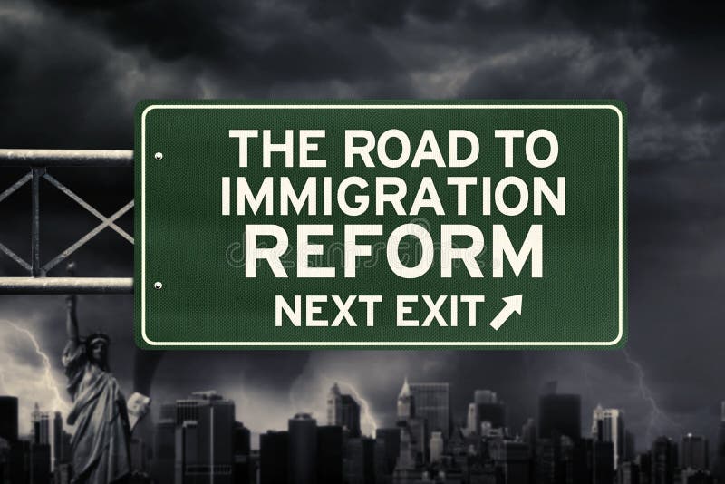 Poteau indicateur avec le mot de réforme de l'immigration sous la tempête