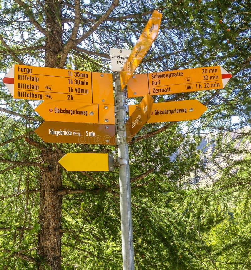 Poteau indicateur jaune avec des directions à de divers sentiers de randonnée dans Matterhorn, Zermatt, Suisse, l'Europe images libres de droits Poteau indicateur jaune avec des directions à de divers sentiers de randonnée dans Matterhorn, Zermatt, Suisse, l'Europe images libres de droits