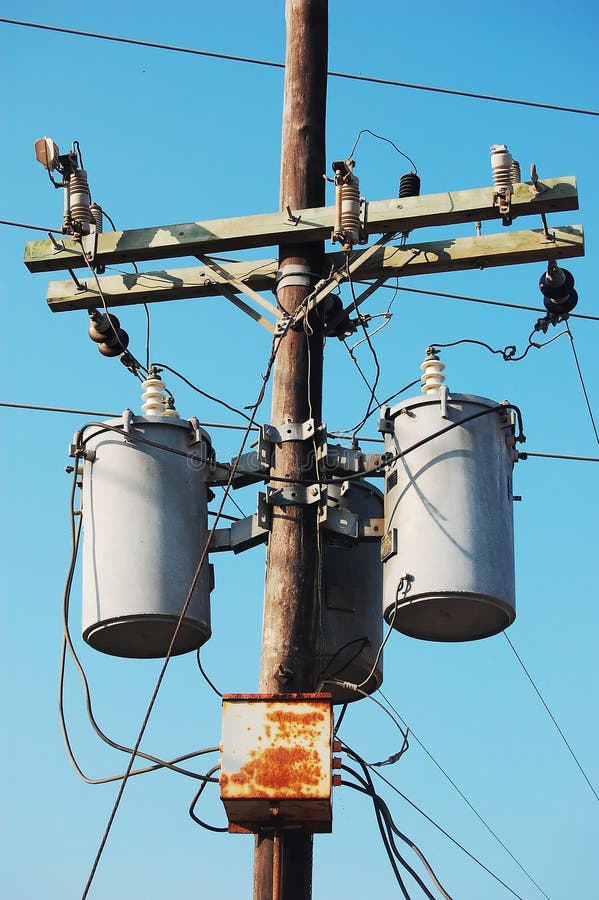 Poteau électrique Avec Le Transformateur Image stock Image du lignes
