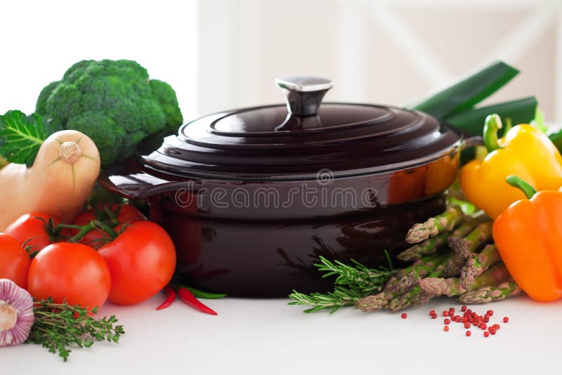 Potenciômetro do ferro fundido e legumes frescos foto de stock royalty free Potenciômetro do ferro fundido e legumes frescos foto de stock royalty free