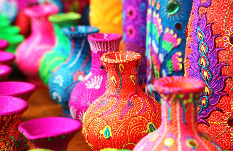 Potenciômetros ou vasos de flor artísticos coloridos em cores vibrantes