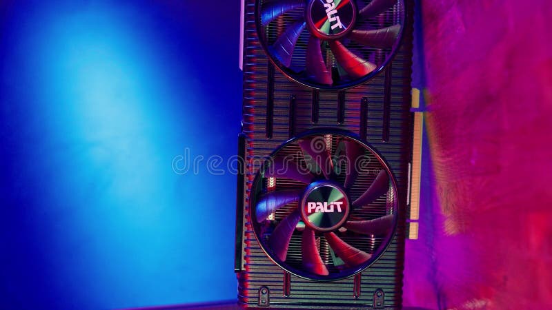 Potente tarjeta de video gpu moderna con dos ventiladores con el estuche pc en el fondo en la luz de neón