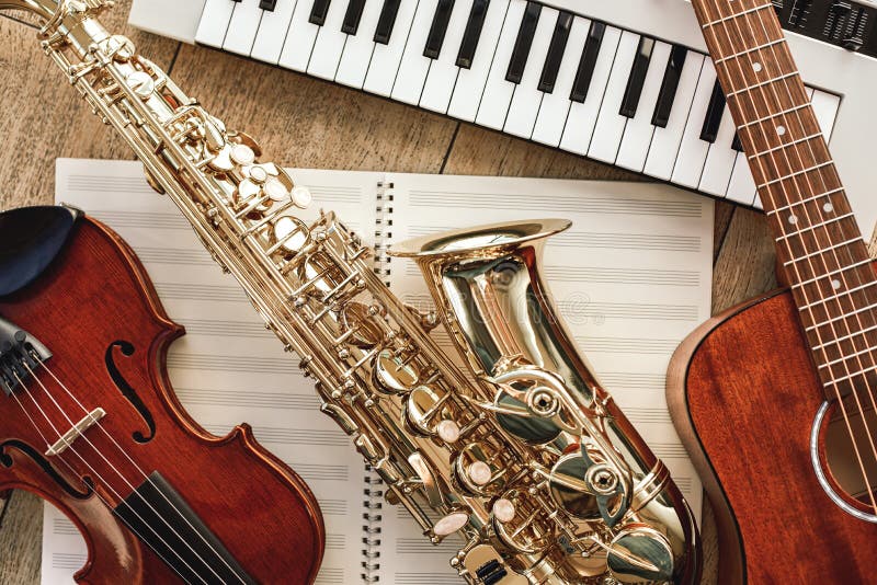 Potenza di musica Vista superiore dell'insieme degli strumenti musicali: sintetizzatore, chitarra, sassofono e violino trovantesi fotografie stock Potenza di musica Vista superiore dell'insieme degli strumenti musicali: sintetizzatore, chitarra, sassofono e violino trovantesi fotografie stock