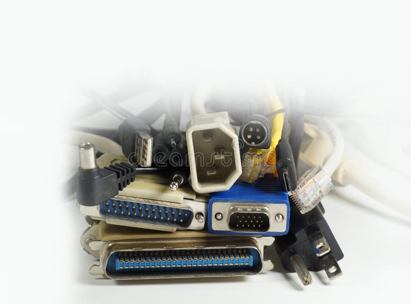 Potere e trasferimento di dati Un gran quantità di varie spine per gli apparecchi elettronici immagine stock libera da diritti Potere e trasferimento di dati Un gran quantità di varie spine per gli apparecchi elettronici immagine stock libera da diritti