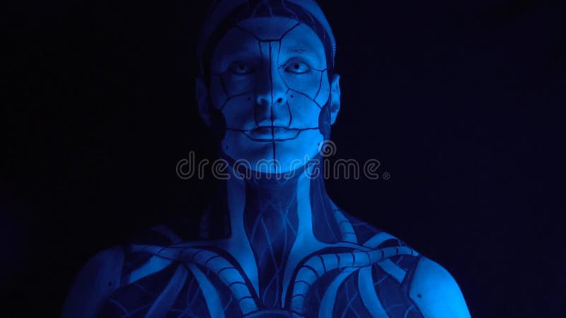 Potere sopra di un maschio del cyborg, un androide futuristico Luce blu, movimento lento del pezzo video d archivio