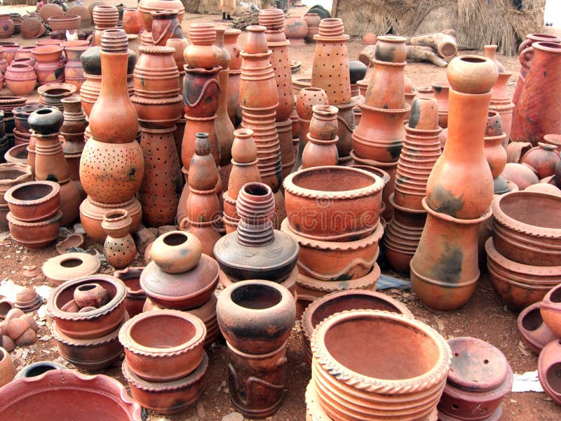 Poterie d'Afrique occidentale empilée en vente image libre de droits Poterie d'Afrique occidentale empilée en vente image libre de droits