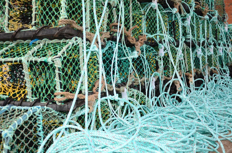 Potes de langosta de Fishermans encendido en el lado del muelle fotografía de archivo libre de regalías Potes de langosta de Fishermans encendido en el lado del muelle fotografía de archivo libre de regalías