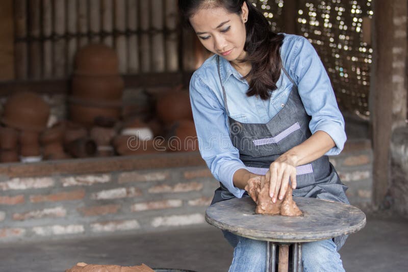 Potier féminin faisant le pot photo stock Potier féminin faisant le pot photo stock