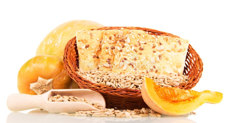 Potiron, biscuits de cuvette avec des graines de tournesol, sésame et lin d'isolement photos libres de droits Potiron, biscuits de cuvette avec des graines de tournesol, sésame et lin d'isolement photos libres de droits