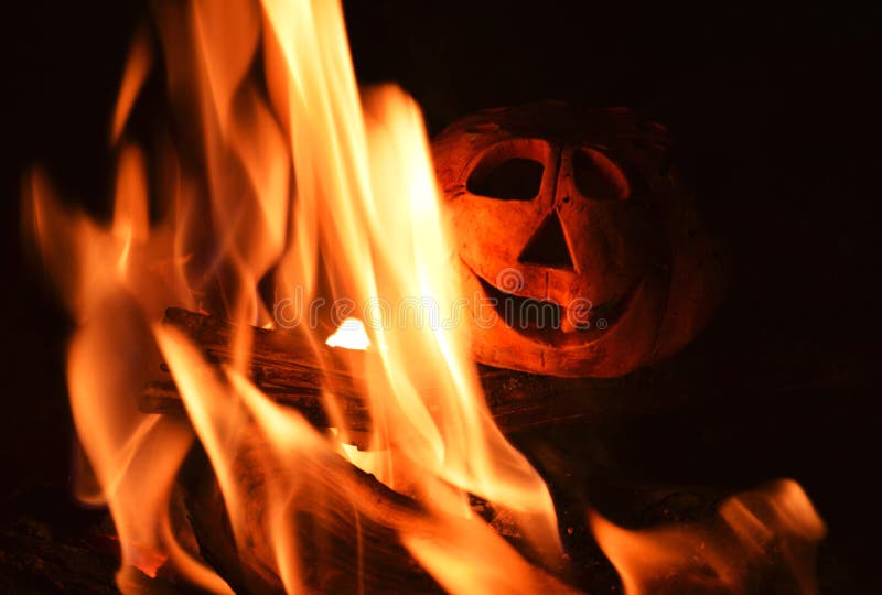 Potiron de chandelier et un feu dans l'obscurité, symbole de Halloween photo libre de droits Potiron de chandelier et un feu dans l'obscurité, symbole de Halloween photo libre de droits