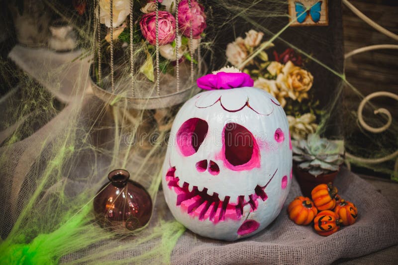 Potiron de Halloween avec un visage féminin image libre de droits Potiron de Halloween avec un visage féminin image libre de droits