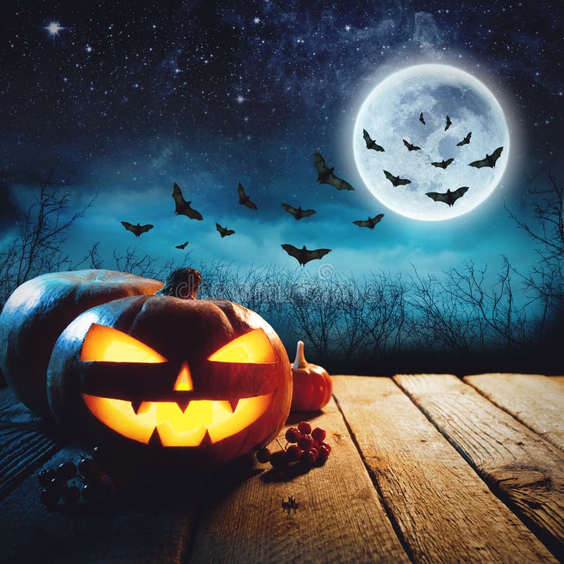 Potiron de Halloween dans une brume foncée Forest Elements de cette image meublé par la NASA image stock Potiron de Halloween dans une brume foncée Forest Elements de cette image meublé par la NASA image stock