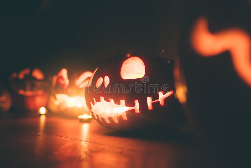 Potirons de Ghost Halloween ead Jack sur le fond foncé Décorations d'intérieur de vacances photographie stock Potirons de Ghost Halloween ead Jack sur le fond foncé Décorations d'intérieur de vacances photographie stock